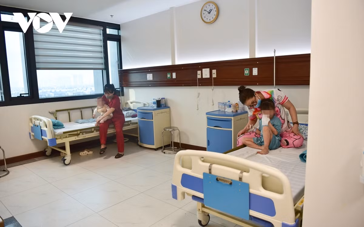 Trung bình một ngày, bệnh viện tiếp nhận và điều trị nội trú cho 45 - 50 bệnh nhân mắc sởi. Trong số những bệnh nhân mắc sởi nhập viện điều trị nội trú, nhiều bệnh nhân bị biến chứng của sởi như: Viêm phổi, suy hô hấp… có những bệnh nhân phải thở máy.