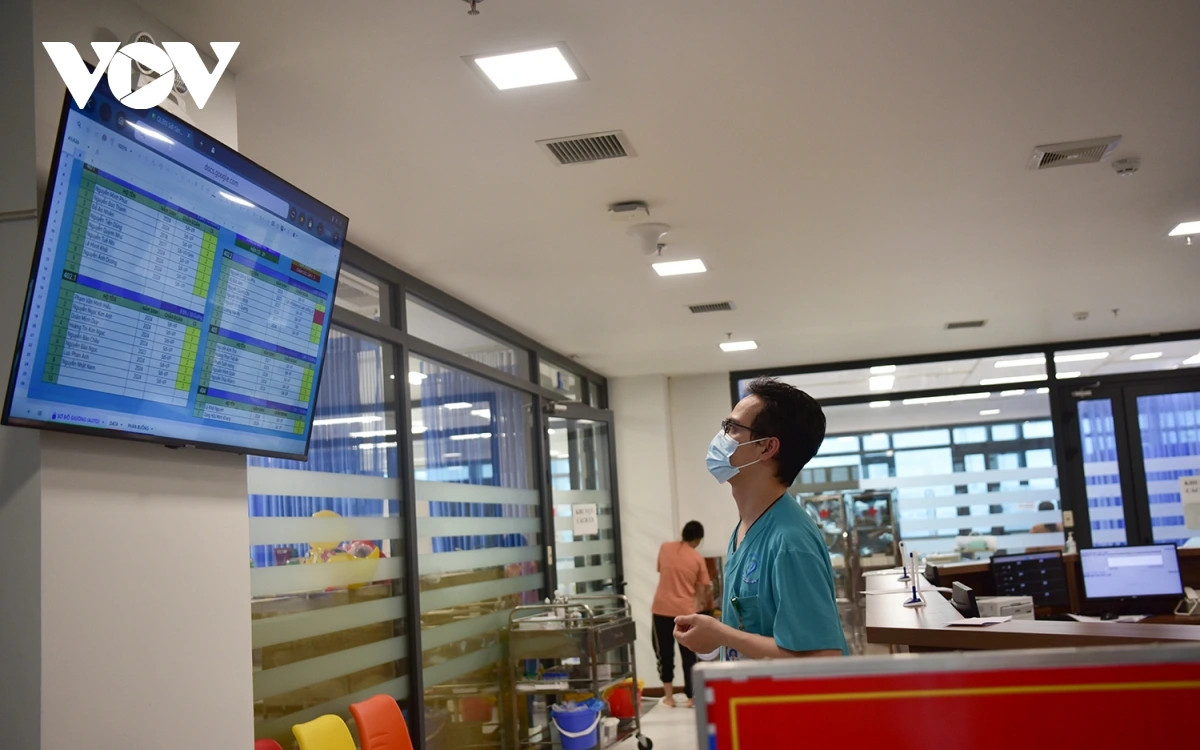 Song song với đó, việc phân luồng, chẩn đoán sớm ca bệnh từ khâu nhập viện đến phòng cách ly và khu vực điều trị được bệnh viện tiến hành đồng bộ và bài bản. Bệnh viện đã phân luồng bệnh nhân theo tuyến nhất định, đi thang máy riêng… để nhóm bệnh nhân sởi tránh tiếp xúc với các bệnh nhân khác.