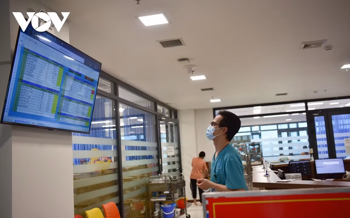 Song song với đó, việc phân luồng, chẩn đoán sớm ca bệnh từ khâu nhập viện đến phòng cách ly và khu vực điều trị được bệnh viện tiến hành đồng bộ và bài bản. Bệnh viện đã phân luồng bệnh nhân theo tuyến nhất định, đi thang máy riêng… để nhóm bệnh nhân sởi tránh tiếp xúc với các bệnh nhân khác.