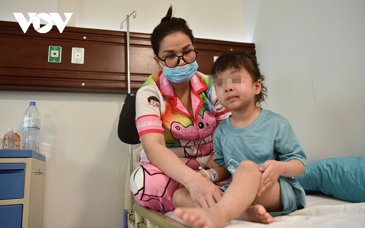 Chị Hương cho biết: “Bé nhập viện từ ngày 31/3. Trước đó, gia đình thấy cháu có biểu hiện sốt, ho nên đã mua thuốc hạ sốt cho cháu uống. Thế nhưng tình hình không tiến triển, khi thấy con gái xuất hiện các nốt ban đỏ trên người, tôi đã đưa bé đến bệnh viện để điều trị. Tại đây bác sĩ chẩn đoán bé bị mắc sởi. Đến hôm nay, tình trạng của con đã cải thiện và sớm được xuất hiện. Sau khi xuất hiện, tôi sẽ cho con đi tiêm vaccine sởi ngay”.