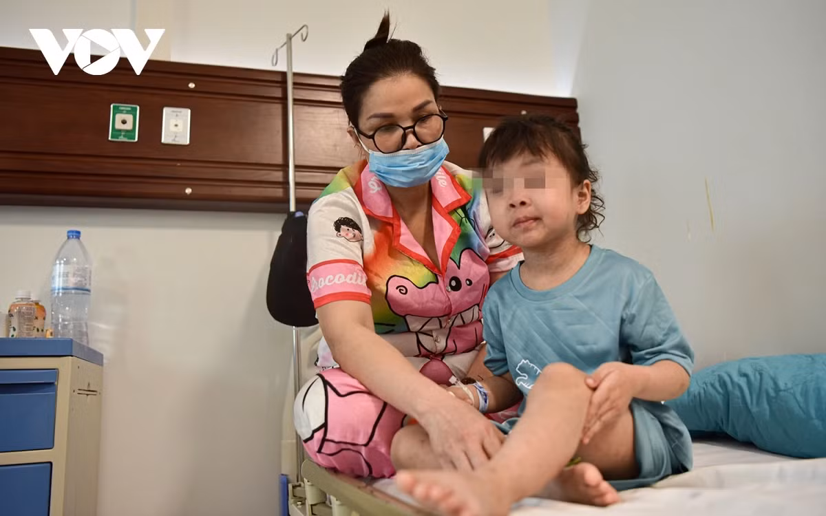 Chị Hương cho biết: “Bé nhập viện từ ngày 31/3. Trước đó, gia đình thấy cháu có biểu hiện sốt, ho nên đã mua thuốc hạ sốt cho cháu uống. Thế nhưng tình hình không tiến triển, khi thấy con gái xuất hiện các nốt ban đỏ trên người, tôi đã đưa bé đến bệnh viện để điều trị. Tại đây bác sĩ chẩn đoán bé bị mắc sởi. Đến hôm nay, tình trạng của con đã cải thiện và sớm được xuất hiện. Sau khi xuất hiện, tôi sẽ cho con đi tiêm vaccine sởi ngay”.