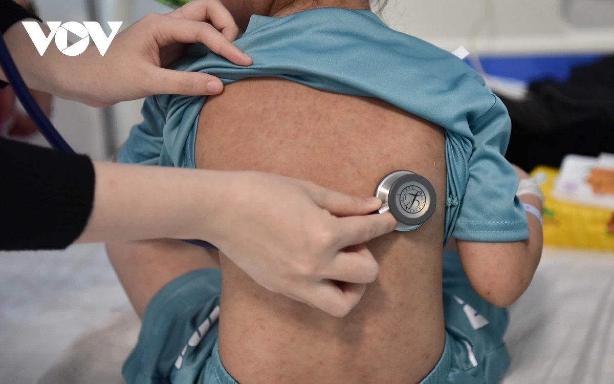 Có tới 50% bệnh nhân mắc sởi nhập viện đã tới độ tuổi tiêm chủng, nhưng vẫn chưa được tiêm vaccine vì nhiều lý do khác nhau như: Trẻ ốm trong thời gian tiêm chủng, quên tiêm... thậm chí có những gia đình không muốn cho con tiêm vaccine.