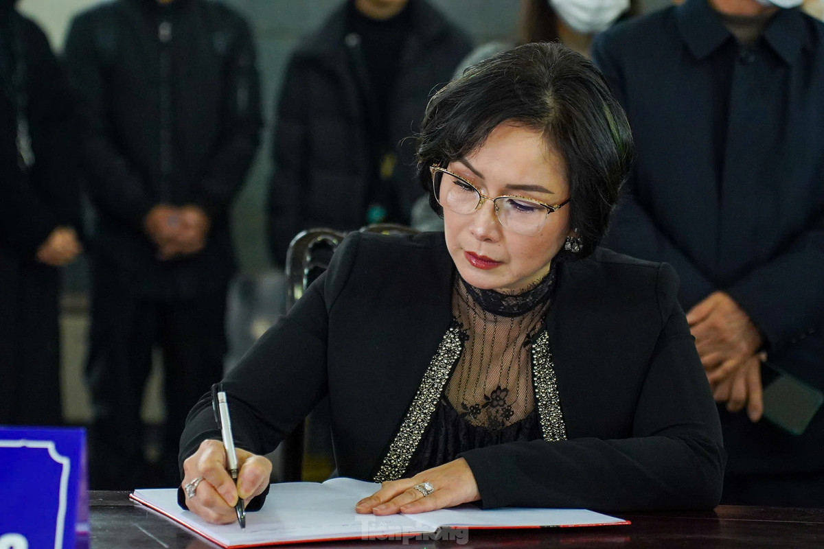 Hoa hậu Hội báo Tiền Phong 1988 Bùi Bích Phương nhớ lại những kỷ niệm cùng người thầy, người anh cả: "Anh Dương Xuân Nam hiền lành, đức độ, bình dị và gần gũi với mọi người”.