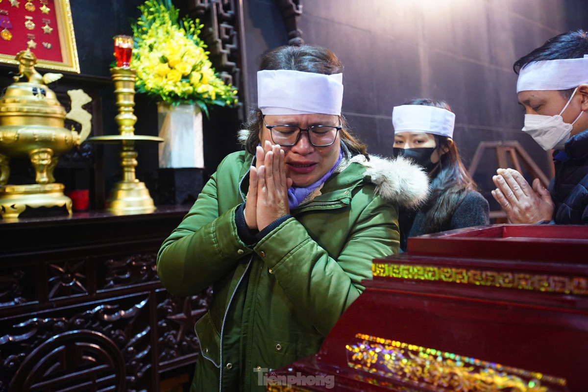 Phút tiễn biệt nghẹn ngào. Gia đình, đồng nghiệp bái biệt nhà thơ, nhà báo Dương Xuân Nam về miền mây trắng.