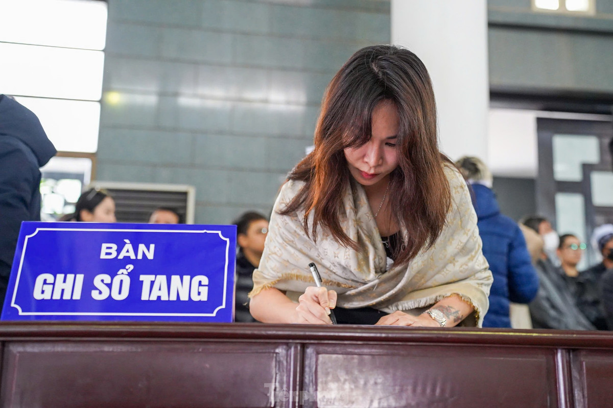 Ca sĩ Uyên Linh có mặt từ sớm, lặng lẽ hòa vào dòng người tiễn biệt nhà thơ, nhà báo Dương Xuân Nam.