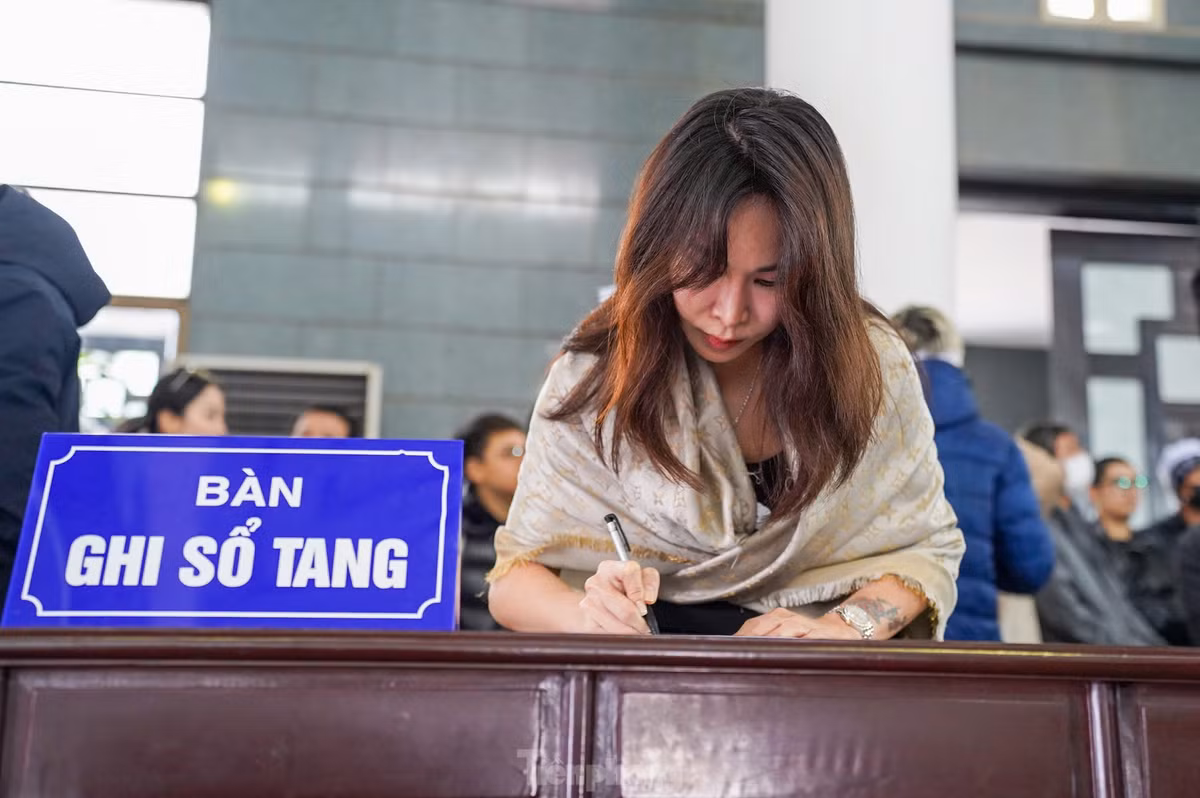 Ca sĩ Uyên Linh có mặt từ sớm, lặng lẽ hòa vào dòng người tiễn biệt nhà thơ, nhà báo Dương Xuân Nam.