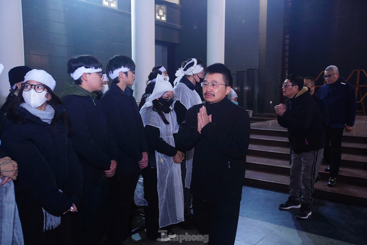 Nhà báo Vũ Tiến - nguyên Phó Tổng Biên tập Báo Tiền Phong - xúc động chia buồn cùng tang quyến.