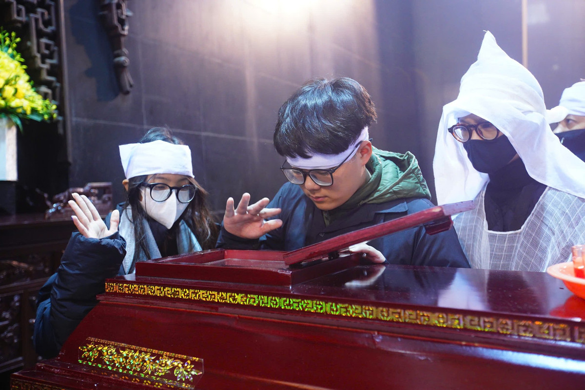 Sáng 26/2, gia đình, họ tộc, bạn bè, thân hữu và đồng nghiệp của nhà thơ, nhà báo Dương Xuân Nam có mặt tại Nhà tang lễ số 5 Trần Thánh Tông (Hà Nội) để đưa tiễn ông về nơi an nghỉ cuối cùng.