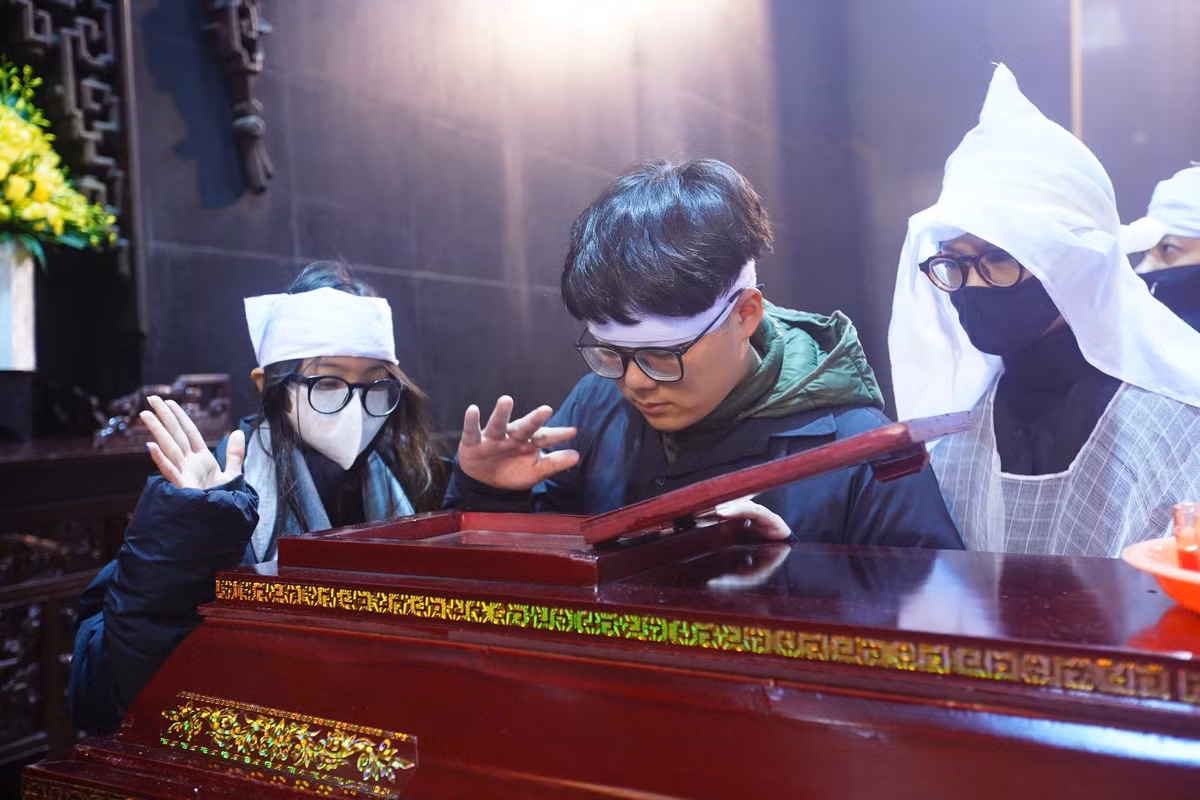 Sáng 26/2, gia đình, họ tộc, bạn bè, thân hữu và đồng nghiệp của nhà thơ, nhà báo Dương Xuân Nam có mặt tại Nhà tang lễ số 5 Trần Thánh Tông (Hà Nội) để đưa tiễn ông về nơi an nghỉ cuối cùng.