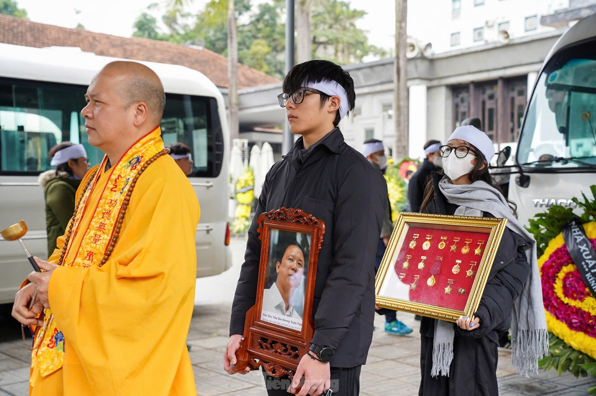 Lễ truy điệu và di quan diễn ra từ 13h-13h30 trưa 26/2. Nhà báo Dương Xuân Nam được an táng tại Công viên tưởng niệm Thiên Đức, Phú Thọ.