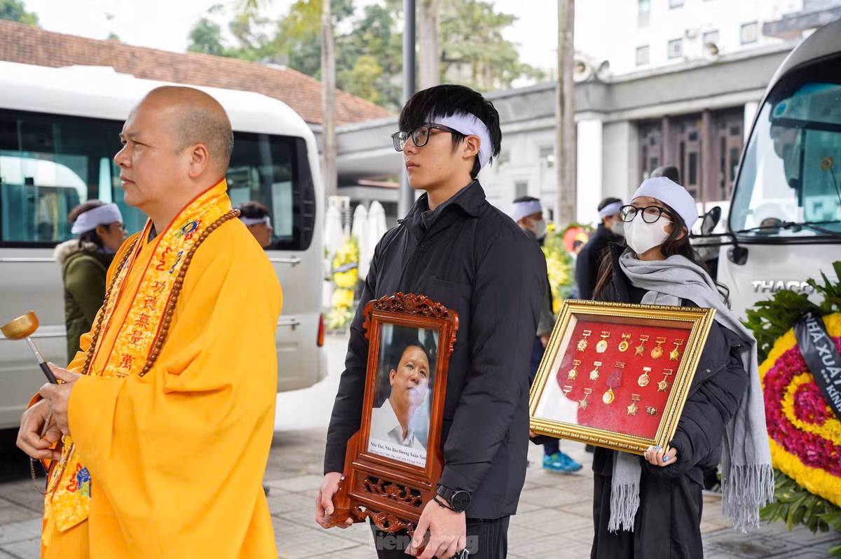 Lễ truy điệu và di quan diễn ra từ 13h-13h30 trưa 26/2. Nhà báo Dương Xuân Nam được an táng tại Công viên tưởng niệm Thiên Đức, Phú Thọ.