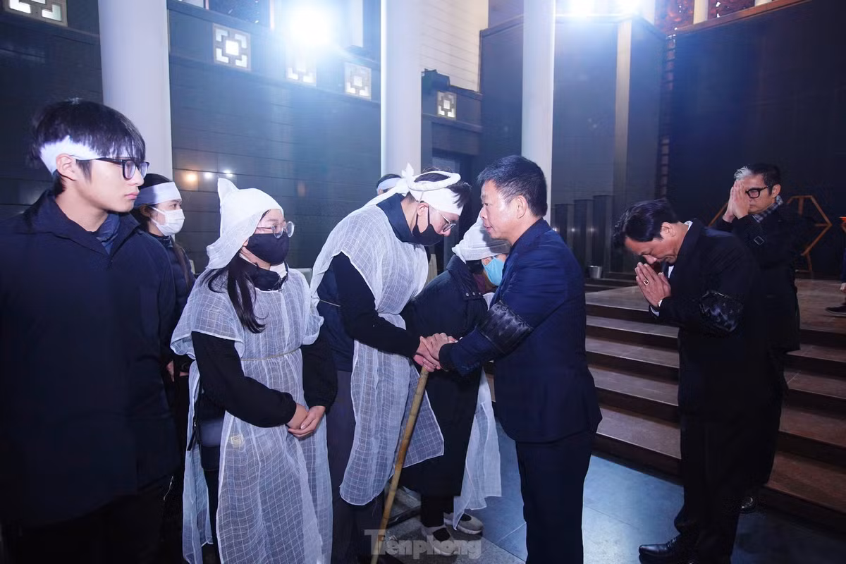 Nhà báo, Tổng Biên tập Báo Tiền Phong Phùng Công Sưởng và nhà báo Lê Minh Toản - Phó Tổng Biên tập - chia buồn cùng gia quyến.