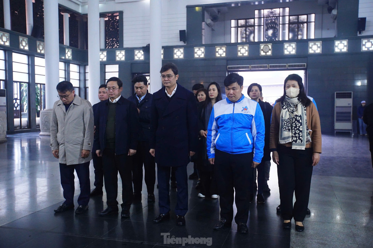 Anh Bùi Quang Huy - Ủy viên dự khuyết T.Ư Đảng, Bí thư thứ nhất T.Ư Đoàn - cùng đoàn công tác T.Ư Đoàn dự lễ tang, tưởng nhớ nhà báo Dương Xuân Nam.