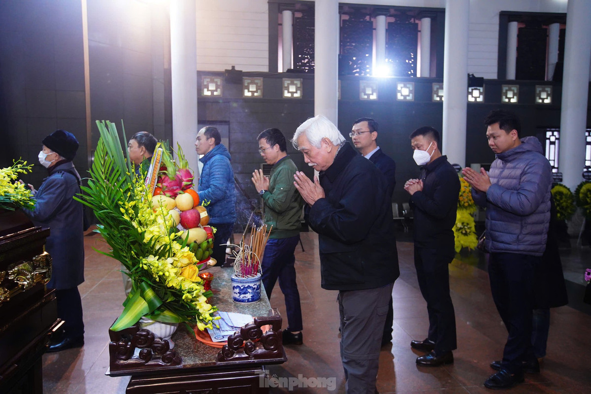 Nhà sử học Dương Trung Quốc cùng các cán bộ nhân viên Báo Tiền Phong nói lời tiễn biệt với nhà báo Dương Xuân Nam. Ông Dương Trung Quốc khẳng định nhà báo Dương Xuân Nam để lại nhiều dấu ấn. "Những tác phẩm của anh ở lĩnh vực thi ca, báo chí hay các cuộc thi sắc đẹp, các hoạt động xã hội mà anh và Báo Tiền Phong thực hiện luôn là nguồn cảm hứng cho nhiều người", nhà sử học Dương Trung Quốc bày tỏ.