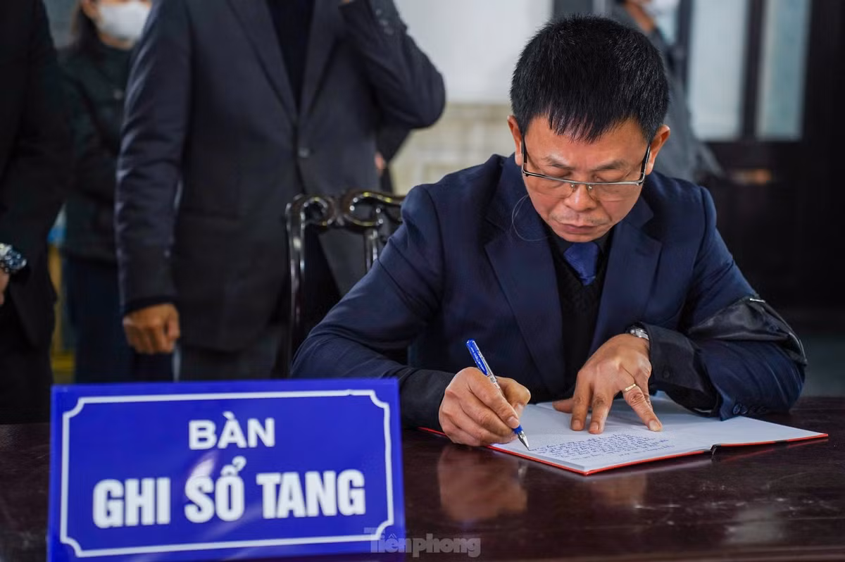 Nhà báo Phùng Công Sưởng - Tổng Biên tập Báo Tiền Phong - bày tỏ nhà báo Dương Xuân Nam là người khao khát đổi mới, luôn phát huy được sức mạnh của cơ quan để thực hiện những ý tưởng mới, đưa Tiền Phong phát triển cùng nhịp đập của cuộc sống.