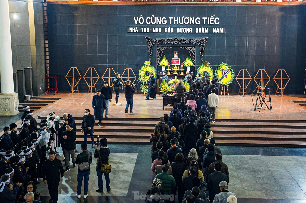 Tới dự lễ tang nhà báo Dương Xuân Nam còn có đại diện Cục Báo chí, Hội Nhà văn Việt Nam, đại diện một số doanh nghiệp, gia đình các nhà thơ, nhà văn...