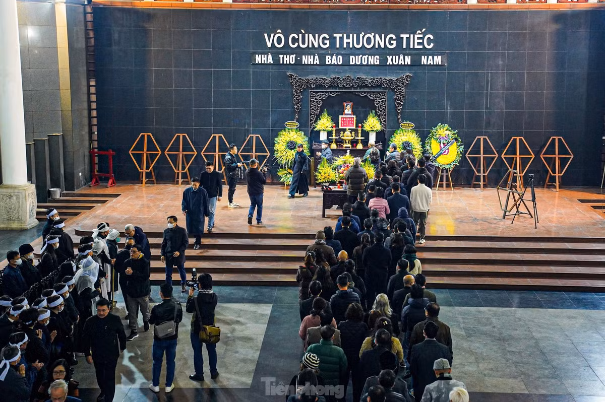 Tới dự lễ tang nhà báo Dương Xuân Nam còn có đại diện Cục Báo chí, Hội Nhà văn Việt Nam, đại diện một số doanh nghiệp, gia đình các nhà thơ, nhà văn...