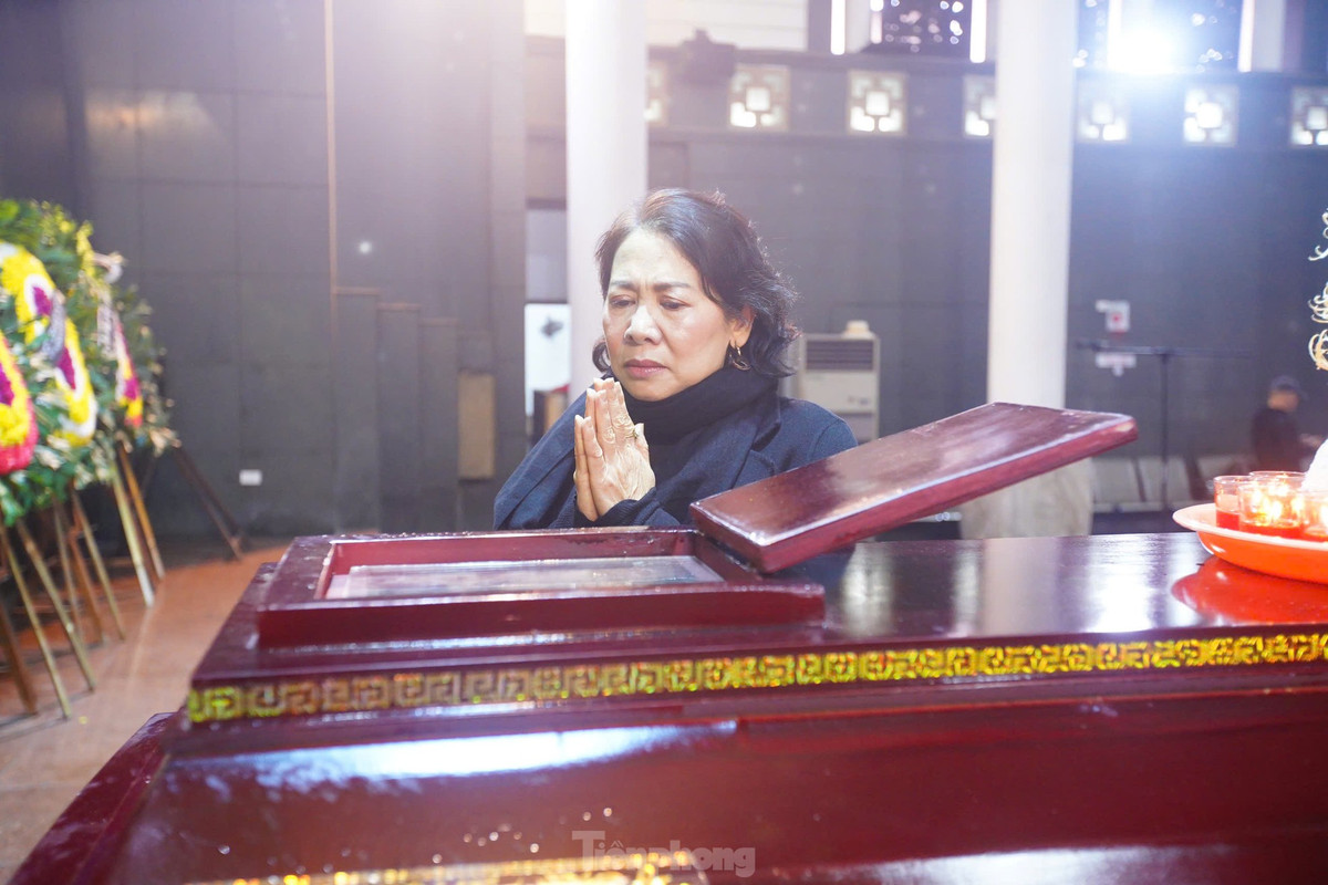 Đồng nghiệp, bạn bè, những nhà báo thế hệ sau không cầm được nước mắt khi phải từ biệt một nhà báo bản lĩnh.