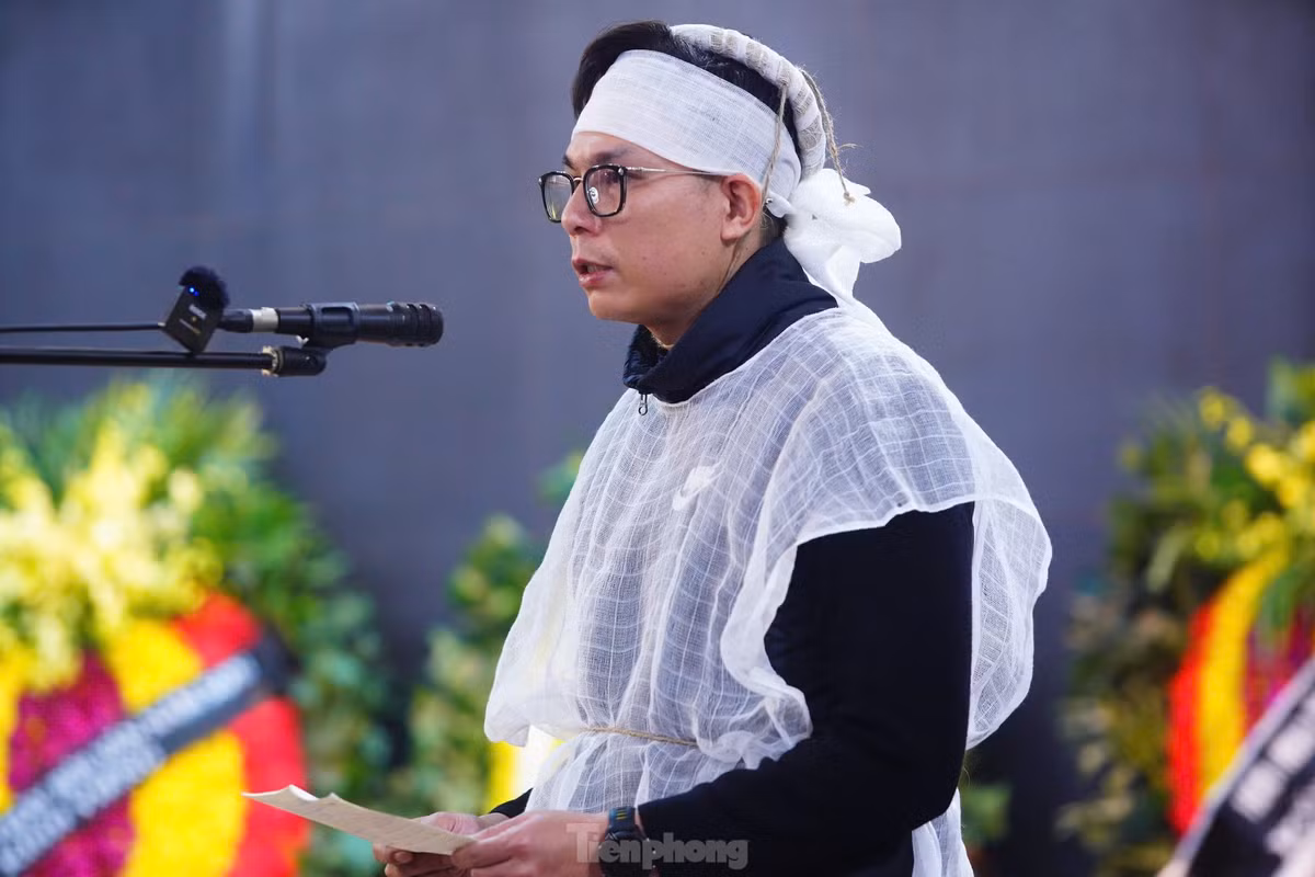 Anh Dương Thái Hà - con trai cả của nhà thơ, nhà báo Dương Xuân Nam - rưng rưng đáp từ và nói lời tiễn biệt cha mình.