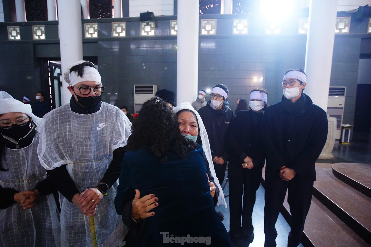 Hoa hậu Việt Nam 2004 Nguyễn Thị Huyền chia buồn cùng tang quyến. Chị xúc động nhớ lại quãng thời gian các thí sinh hoa hậu tương tác, trò chuyện cùng ban giám khảo, ban tổ chức cuộc thi Hoa hậu Việt Nam 2004. Ban đầu, chị nghĩ nhà báo Dương Xuân Nam - Trưởng Ban tổ chức - là người khó gần, nghiêm khắc, ai cũng phải nể sợ. Nhưng tiếp xúc gần chị lại thấy ông thân thiện, nhẹ nhàng, tình cảm, đặc biệt yêu cái đẹp.