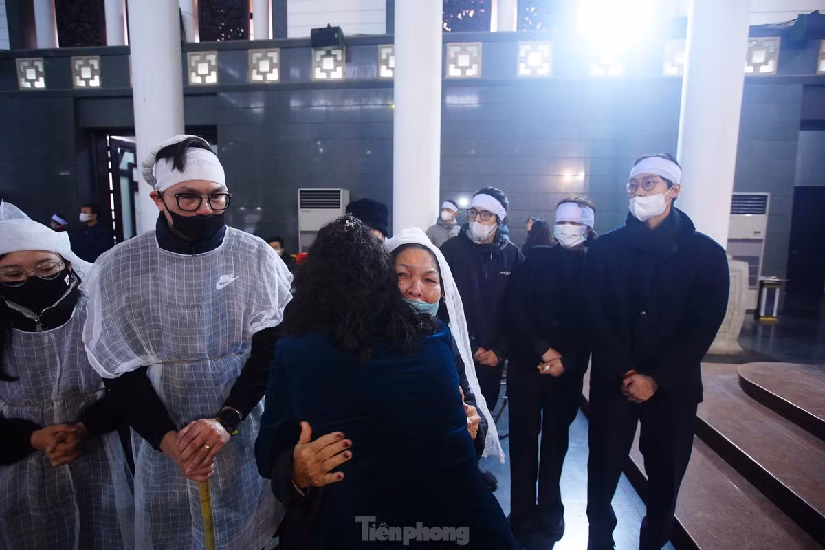 Hoa hậu Việt Nam 2004 Nguyễn Thị Huyền chia buồn cùng tang quyến. Chị xúc động nhớ lại quãng thời gian các thí sinh hoa hậu tương tác, trò chuyện cùng ban giám khảo, ban tổ chức cuộc thi Hoa hậu Việt Nam 2004. Ban đầu, chị nghĩ nhà báo Dương Xuân Nam - Trưởng Ban tổ chức - là người khó gần, nghiêm khắc, ai cũng phải nể sợ. Nhưng tiếp xúc gần chị lại thấy ông thân thiện, nhẹ nhàng, tình cảm, đặc biệt yêu cái đẹp.