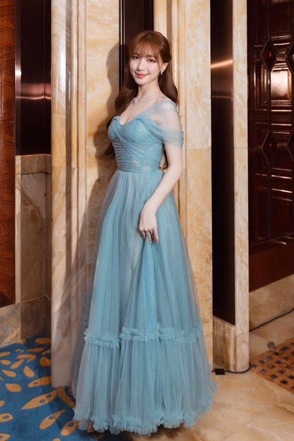 Sau đó, cô chọn cách khác đơn giản hơn nhưng hiệu quả khá chậm. Đó là Hòa Minzy giảm cân hiệu quả bằng cách kết hợp nước chanh muối, nước suối, ăn chuối và khoai lang.