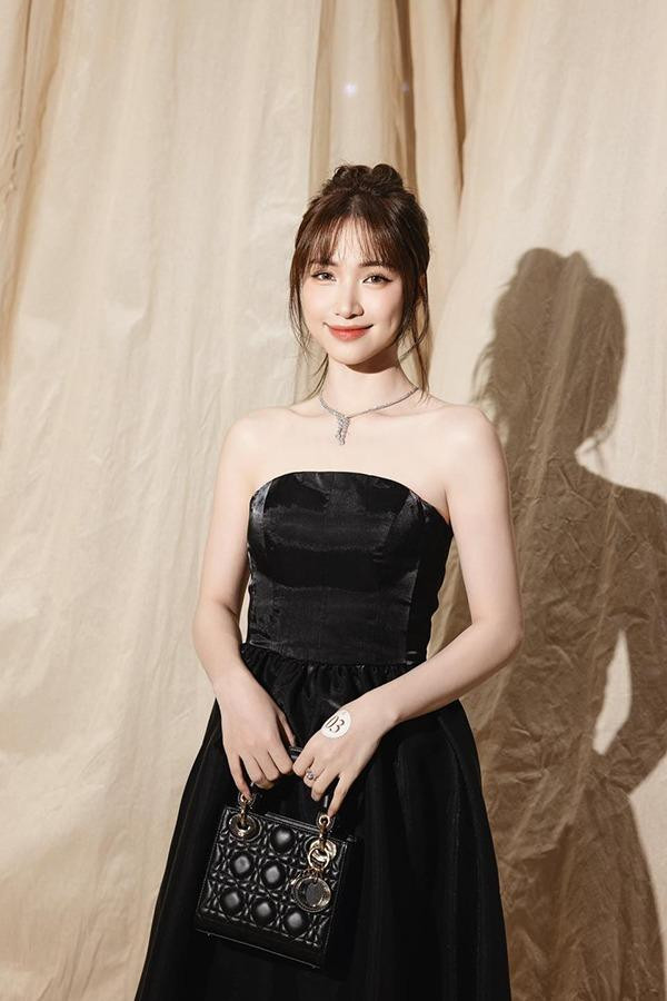 hờ hiệu quả của việc giảm cân nên Hòa Minzy ngày càng trở nên xinh đẹp và là hot mom trong làng giải trí.