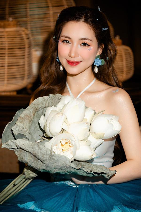 ó là: Sáng: Uống 350ml nước chanh muối. Sau 30 phút, uống 1 cốc nước suối nhỏ. Đợi tiếp 15 phút, ăn sáng bình thường, ăn no để có sức làm việc.30 phút sau khi ăn sáng, ăn hoa quả, đặc biệt là chuối. Chú ý không nên ăn hoa quả liền ngay sau bữa ăn, việc này sẽ làm giảm sự hấp thụ của các chất dinh dưỡng.- Trưa: Tiếp tục ăn khoai lang đã luộc chín, để nguội. Sau 30 phút, lại ăn hoa quả thêm 1 quả chuối. Chiều: Bắt đầu lúc 5h30 bằng khoai lang và kết thúc lúc 6h. Sau 6h tối không được ăn gì ngoài rau luộc, nước rau, 1 quả chuối và táo.