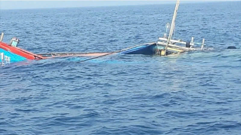 Tàu cá Bình Định bị chìm, một ngư dân mất tích Tau ca Binh Dinh bi chim, mot ngu dan mat tich