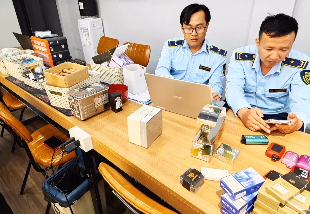 Kinh doanh thuoc la dien tu, nguoi dan ong bi phat 62 trieu dong