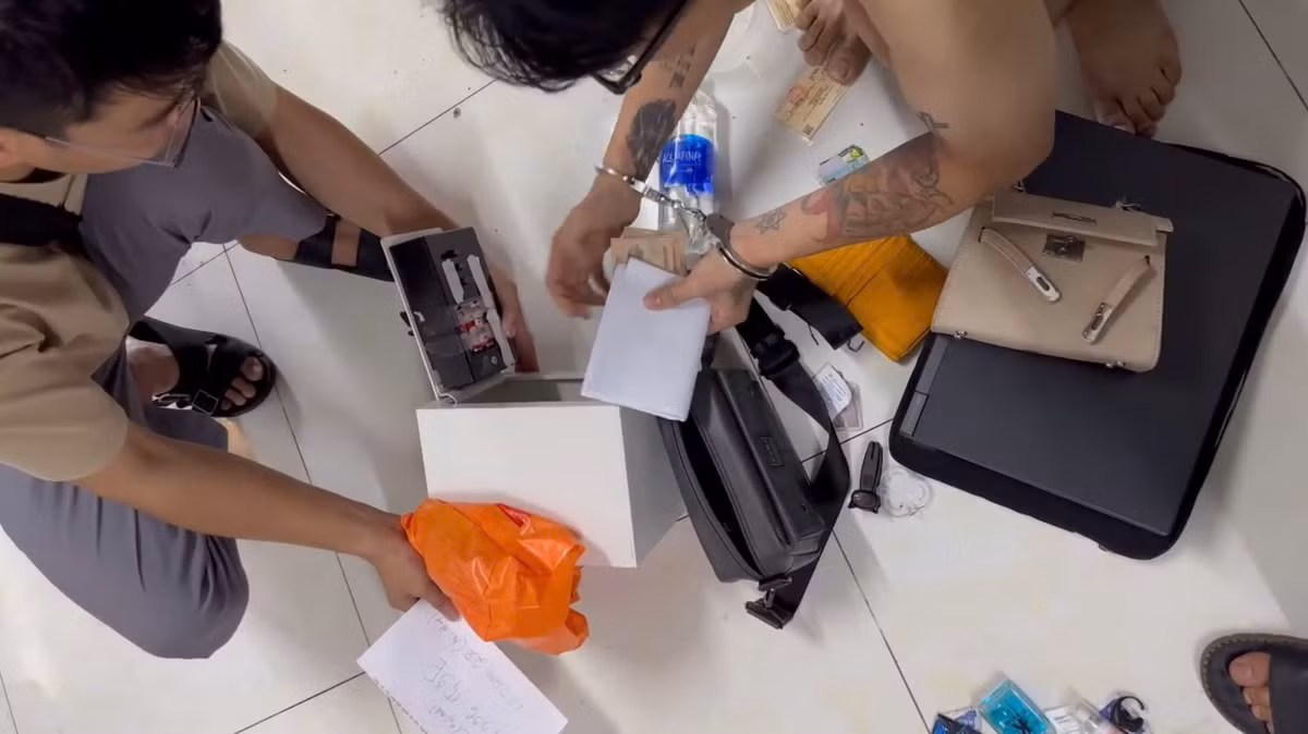 Bat giu doi tuong lua dao hang ty dong qua mang xa hoi-Hinh-2