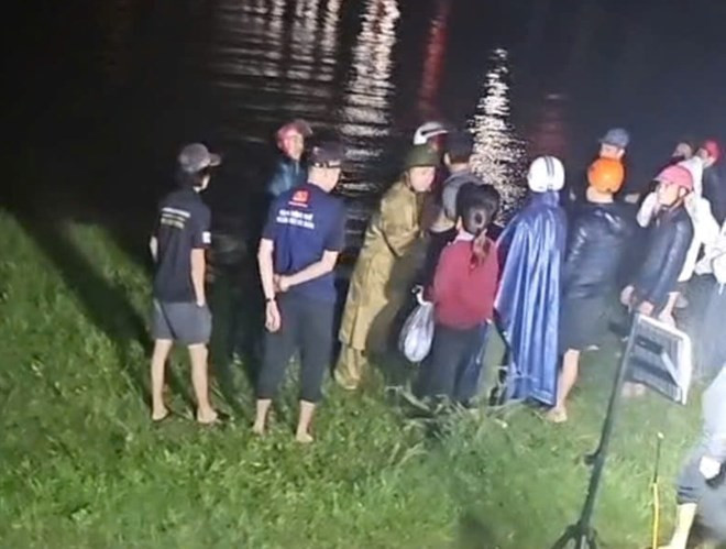 De con gai lon tren bo, nguoi me om con nho nhay xuong song Huong