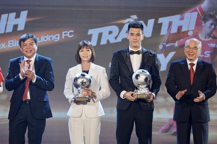 Tu chuyen Messi gianh The Best: Qua bong Vang Viet Nam can thay doi?-Hinh-3