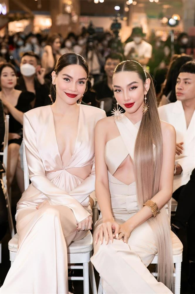 Nhiều lần "đọ sắc" cùng Hoa hậu Hòa bình Quốc tế, Hồ Ngọc Hà vẫn khiến netizen xuýt xoa trước thần thái, nhan sắc cuốn hút.