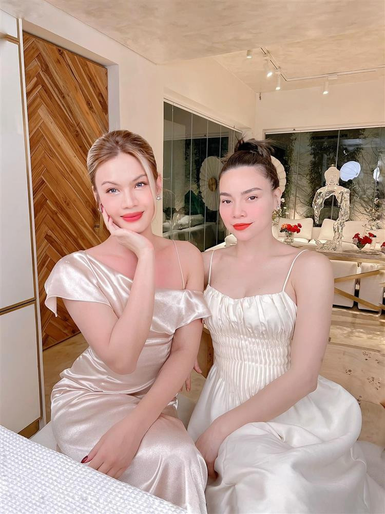 Cách đây không lâu, Luna Đào đã đăng tải khoảnh khắc thân thiết cùng đàn chị khi cả hai cùng thực hiện một buổi livestream. Đáng chú ý, bên cạnh vẻ ngoài tươi tắn và rạng rỡ của Luna Đào, Hồ Ngọc Hà vẫn không hề bị lu mờ dù trang điểm có phần nhẹ nhàng, đơn giản hơn so với học trò cũ.
