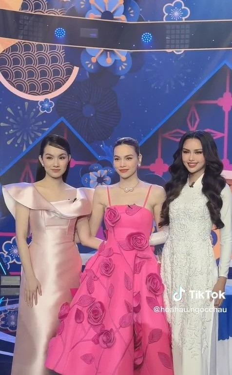 Vào dịp đầu năm, Ngọc Châu đã chia sẻ đoạn clip ngắn ghi lại khoảnh khắc gặp gỡ Thùy Lâm và Hồ Ngọc Hà trong một sự kiện. Hoa hậu Thùy Lâm xuất hiện với nhan sắc trong trẻo cùng thần thái cuốn hút dù đã ngoài 35 tuổi. Hoa hậu Ngọc Châu không kém cạnh khi diện cho mình chiếc áo dài trắng cùng lối trang điểm đậm giúp khoe trọn đường nét gương mặt.