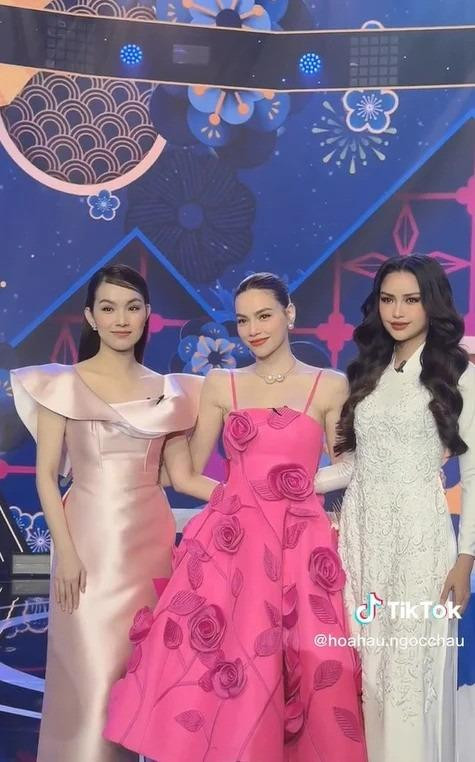 Tuy đứng kế bên 2 nàng hậu đình đám của showbiz Việt, Hồ Ngọc Hà vẫn nổi bật với nhan sắc "hack tuổi". Nữ ca sĩ xuất hiện với trang phục đầm hồng cùng hoạ tiết hoa nổi bật. Đứng chung khung hình với 2 nàng hậu, "nữ hoàng giải trí" vô tình chiếm trọn spotlight nhờ tone trang điểm nhẹ nhàng.