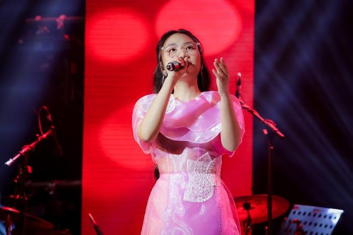 Phương Mỹ Chi từ "cô bé dân ca" đã lột xác khó tin - Hình 2 Phuong My Chi tu