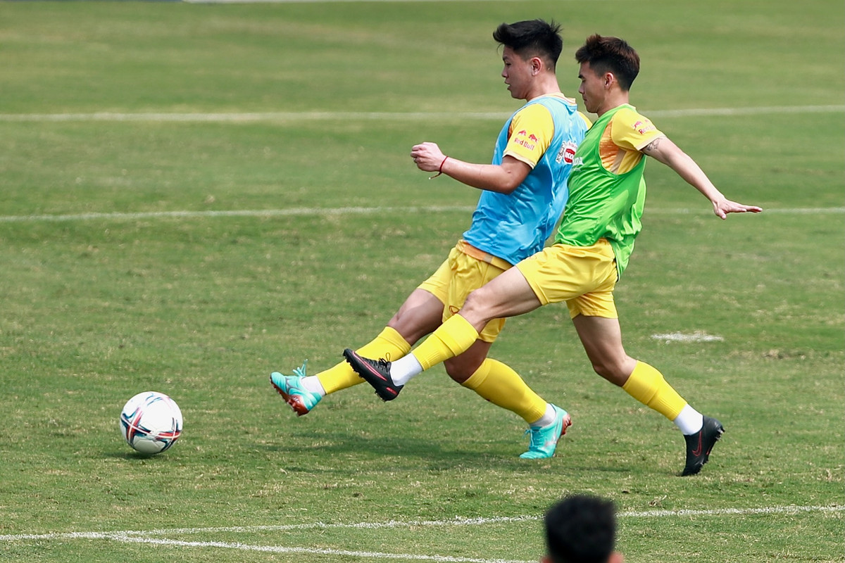 U23 Việt Nam không được nghỉ chiều cùng ngày mà tiếp tục tập luyện. Đội sẽ duy trì cường độ tập từ một tới hai buổi một ngày tới 7/3.