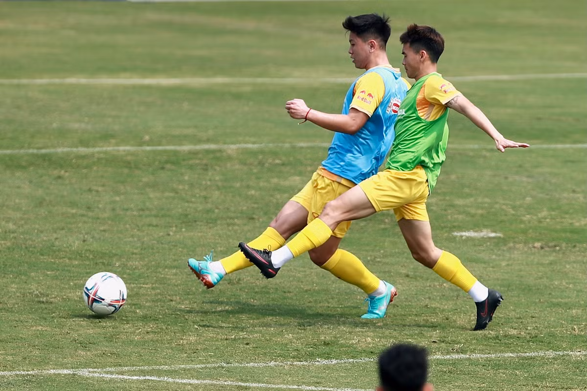 U23 Việt Nam không được nghỉ chiều cùng ngày mà tiếp tục tập luyện. Đội sẽ duy trì cường độ tập từ một tới hai buổi một ngày tới 7/3.