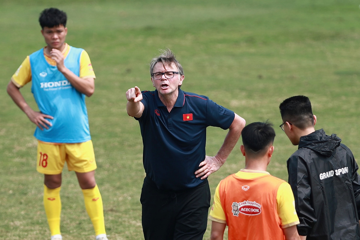 HLV Troussier no luc truyen tai cam xuc toi hoc tro-Hinh-2