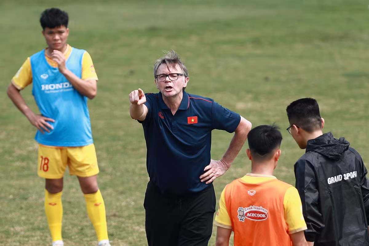 HLV Troussier no luc truyen tai cam xuc toi hoc tro-Hinh-2