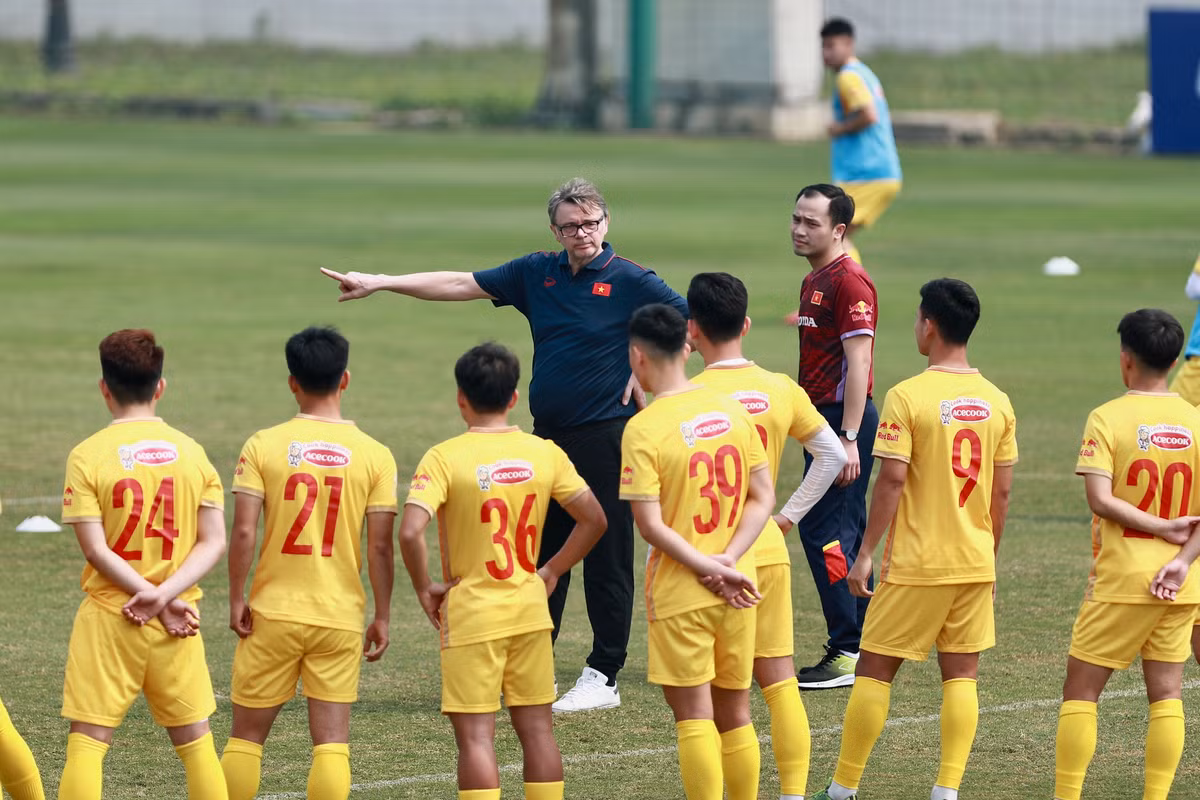 HLV Troussier no luc truyen tai cam xuc toi hoc tro