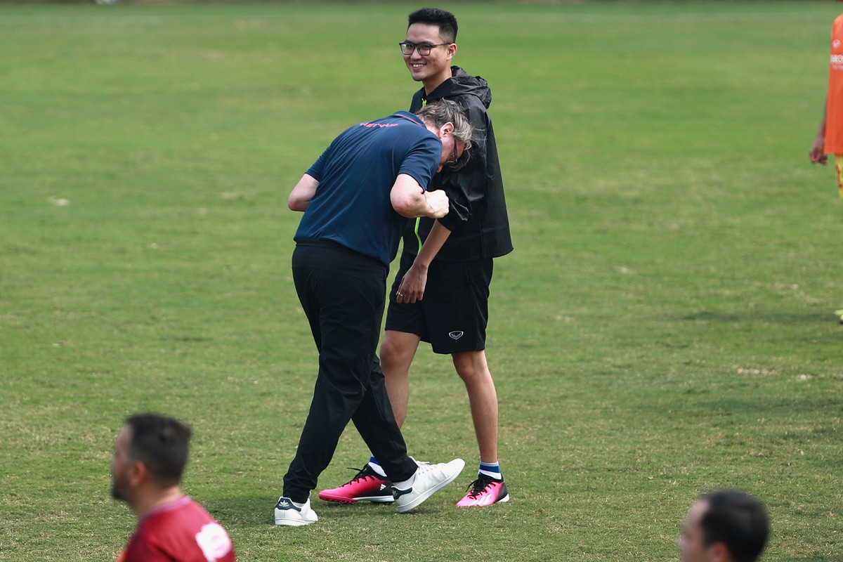 Ông Troussier nghiêm khắc nhưng đôi khi cũng hài hước. Trong một khoảnh khắc thị phạm cho học trò, ông dùng đầu vờ húc vào người phiên dịch viên. Tư thế này gợi nhớ đến cú húc đầu của huyền thoại Zinedine Zidane với Marco Materazi trong trận chung kết World Cup 2006 giữa Pháp và Italy.