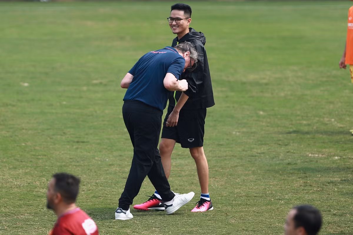 Ông Troussier nghiêm khắc nhưng đôi khi cũng hài hước. Trong một khoảnh khắc thị phạm cho học trò, ông dùng đầu vờ húc vào người phiên dịch viên. Tư thế này gợi nhớ đến cú húc đầu của huyền thoại Zinedine Zidane với Marco Materazi trong trận chung kết World Cup 2006 giữa Pháp và Italy.