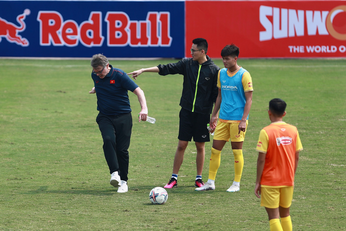Không riêng những cầu thủ mới, các tuyển thủ U23 Việt Nam từng giành huy chương vàng SEA Games 31 và vào tứ kết U23 châu Á 2022 cũng có hạn chế.