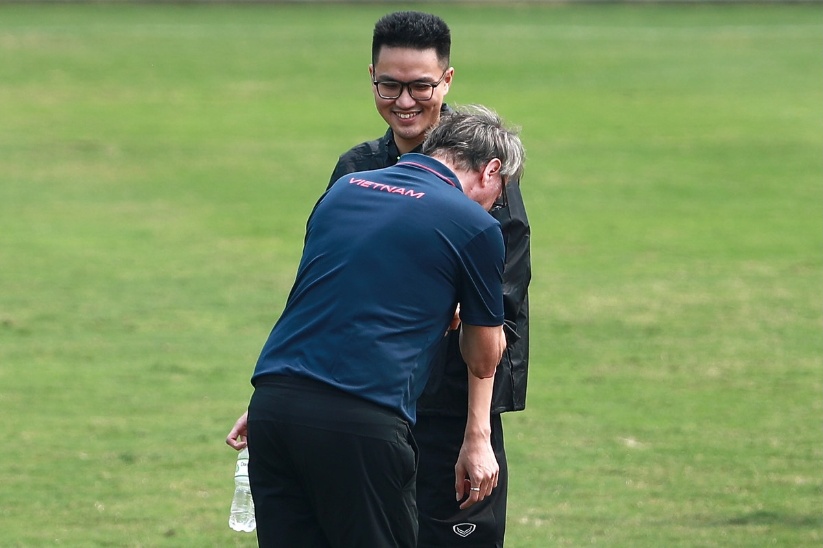 Động tác của ông Troussier khiến người phiên dịch bật cười.