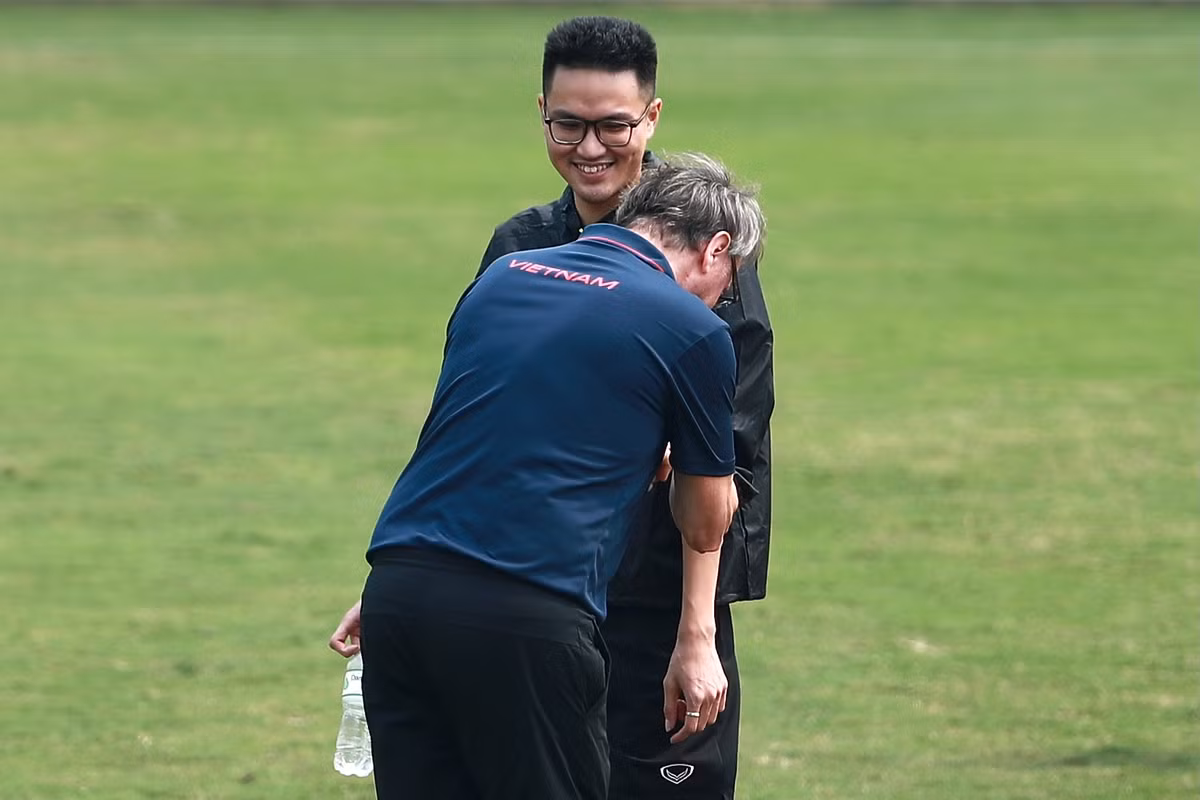 Động tác của ông Troussier khiến người phiên dịch bật cười.