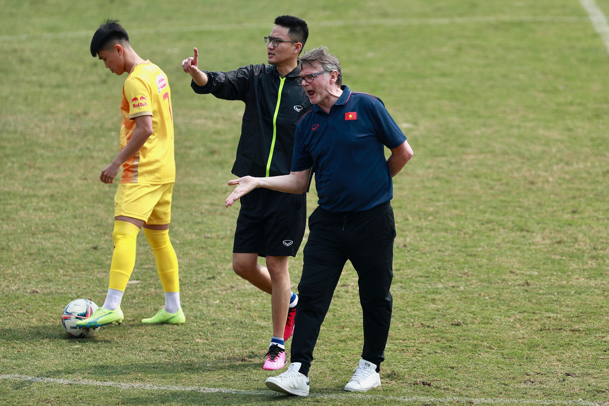 Đó là một trong số nỗ lực truyền tải cảm xúc tới học trò của ông Troussier.