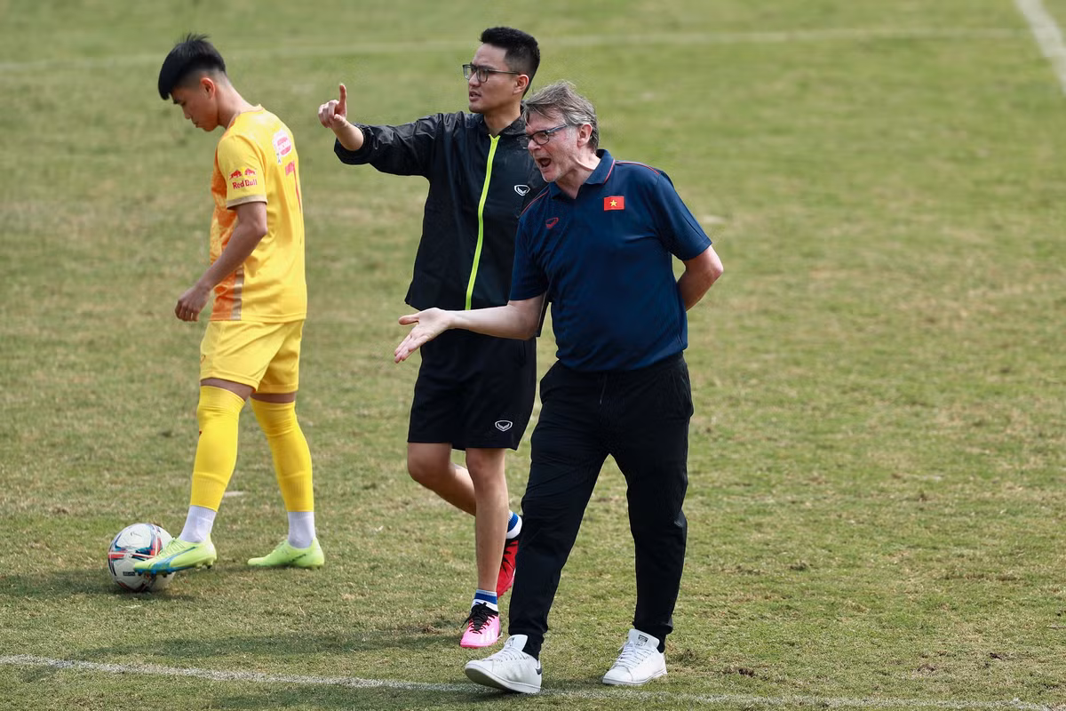 Đó là một trong số nỗ lực truyền tải cảm xúc tới học trò của ông Troussier.